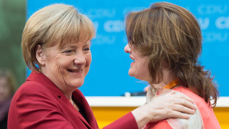Die CDU-Vorsitzende Angela Merkel nimmt Glückwünsche einer Besucherin im Konrad-Adenauer-Haus entgegen.