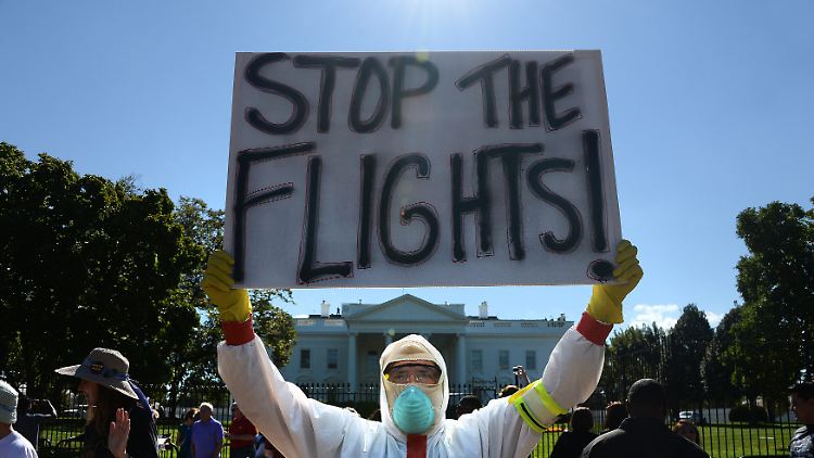Die amerikanische Bevölkerung ist beunruhigt: Ein Demonstrant fordert den US-Präsident Obama, Flüge aus und in Ebola-verseuchte Länder zu stoppen.