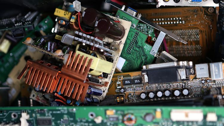 Grünenfraktion und Linkspartei werfen Herstellern vor den vorzeitigen Verschleiß von Elektrogeräten gezielt einzuplanen.