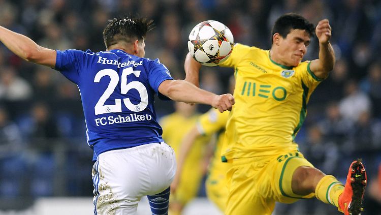 Handspiel oder nicht? Schalkes Klaas-Jan Huntelaar köpfte, Sportings Jonathan Silva wehrte ab - regelkonform mit dem Gesicht. Trotzdem gab es Handelfmeter.