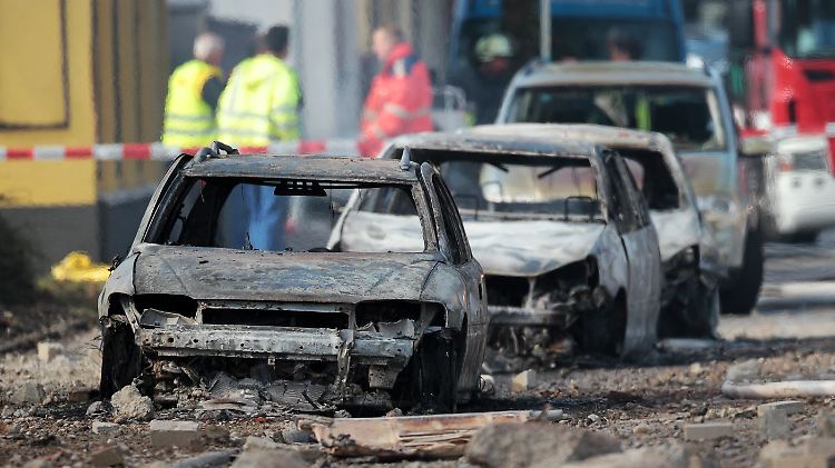 Die Explosion zerstöre neben Häusern auch zahlreiche Autos und Baustellenfahrzeuge.