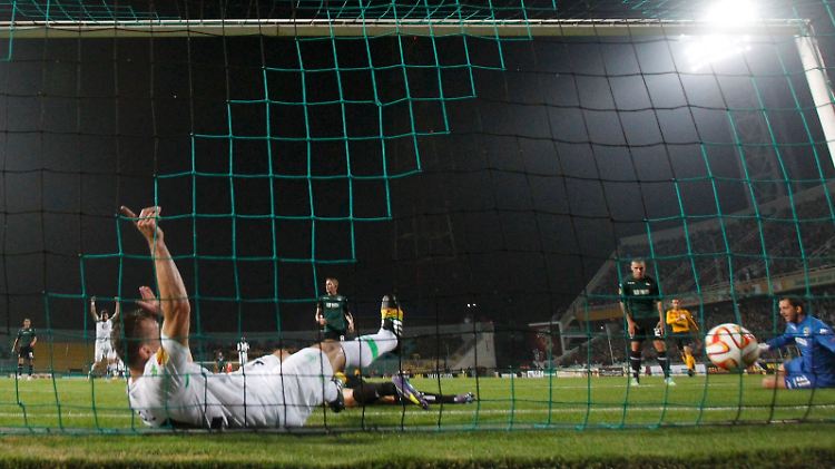 Auf Nummer sicher: Wolfsburgs Routinier Ivica Olic begleitete den Ball beim 1:0 mit ins Tor.