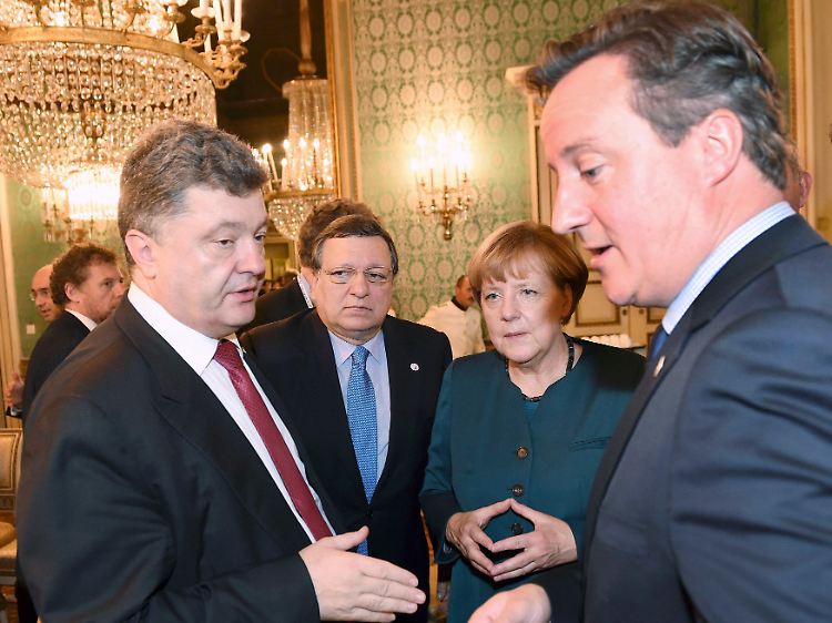 Poroschenko mit EU-Kommissionspräsident Barroso, Bundeskanzlerin Merkel und dem britischen Premier Cameron (v.l.).
