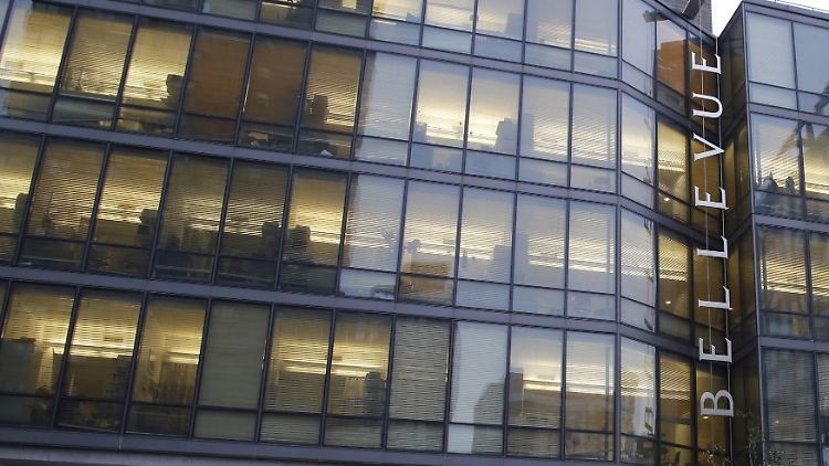 Der erkrankte Arzt wurde von einem Spezialteam in das Bellevue Krankenhaus in New York City gebracht.