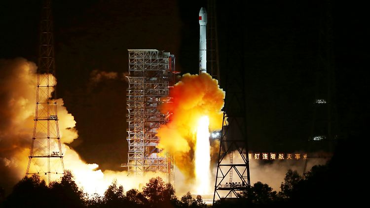 Am chinesischen Weltraumbahnhof Xichang ist ein Raumschiff gestartet, das einmal um den Mond und zurück zur Erde fliegen soll.