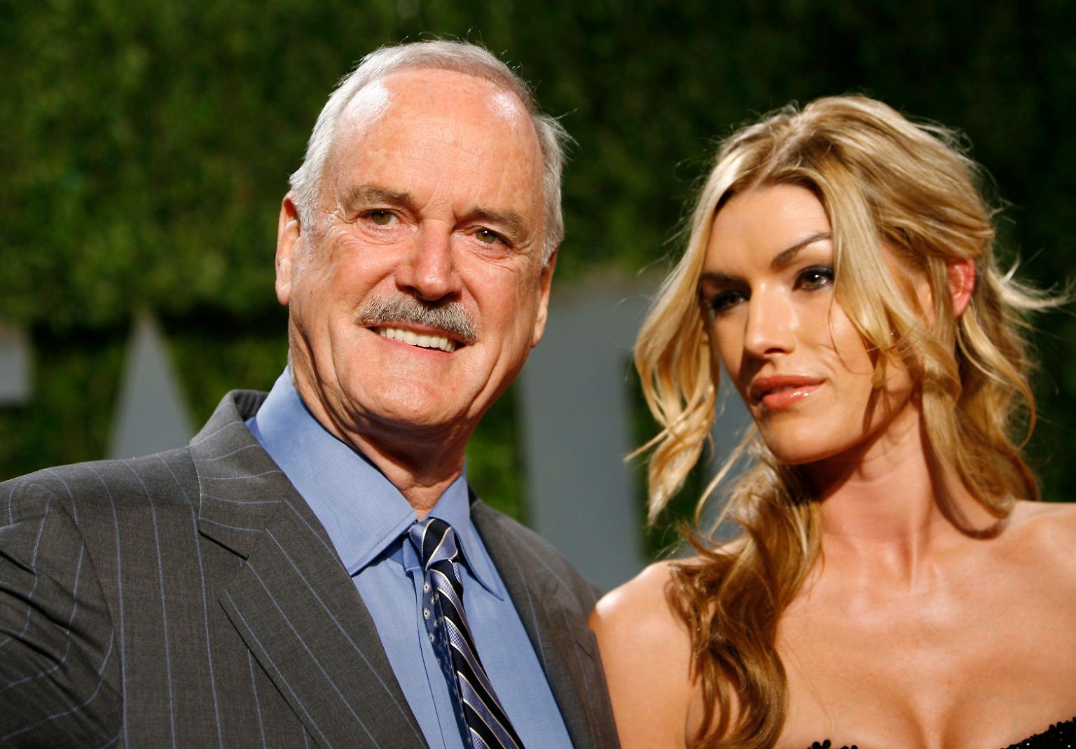 John Cleese ist nicht nur stolzer Vater, ...