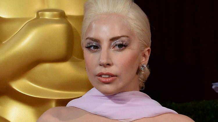 Wer eine berühmte Freundin wie Lady Gaga hat, kann beim Heiratsantrag auf Unterstützung setzen.