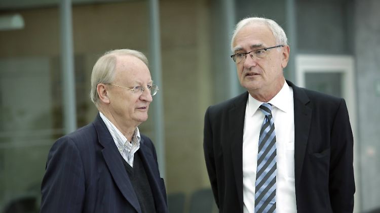 Schauen ganz freundlich, sind aber ziemlich ungehalten über die TTIP-Pläne: Klaus Staeck, Präsident der Akademie der Künste und Detlef Wetzel, Erster Vorsitzender der IG Metall.