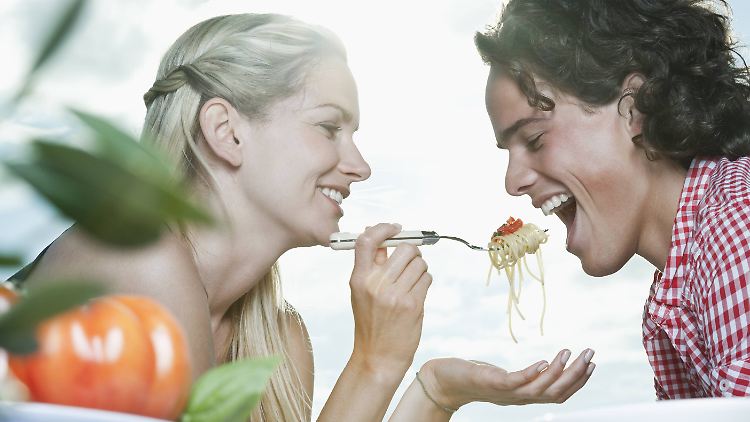 Pasta macht Spaß, vor allem zu zweit.