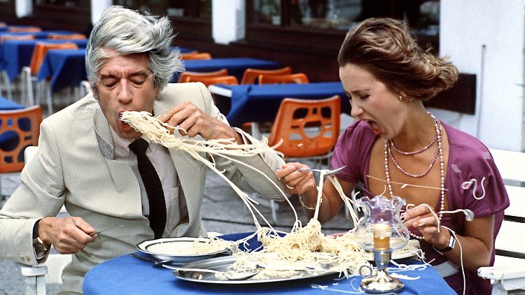 Auch das Spaghetti-Essen mit Rudi Carrell und Beatrice Richter hat urkomische Augenblicke.
