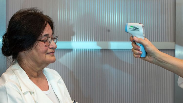 Schon viele Flughäfen kontrollieren wegen Ebola.