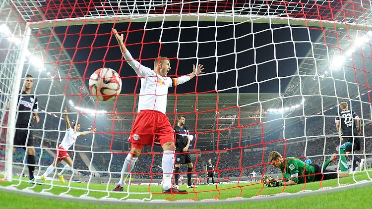 Frahn feiert seinen Treffer zum 1:0.
