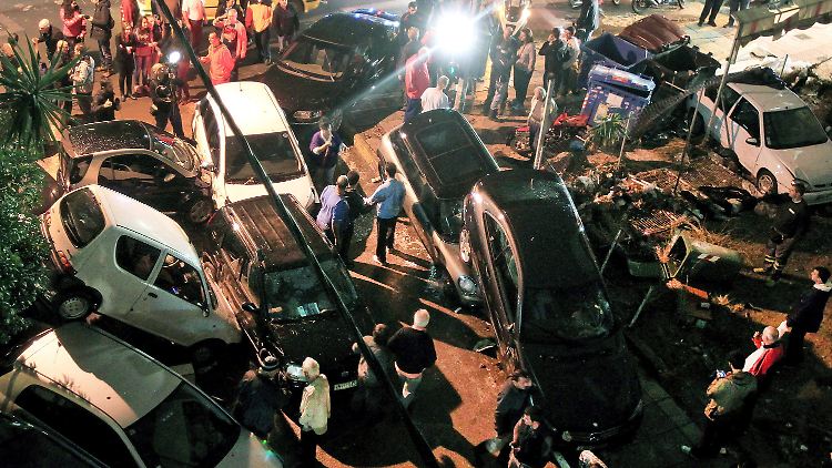 Zahlreiche Fahrzeuge wurden von den Wassermassen weggespült.