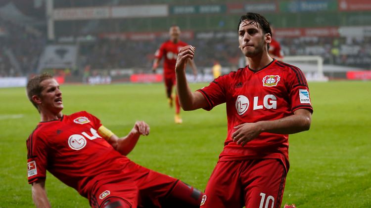 Auf die Knie: Hakan Calhanoglu zementiert seinen Ruf als überragender Freistoßschütze.