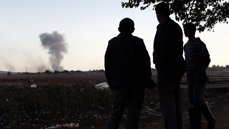 Kurdische Kämpfer haben in Kobane einen strategisch wichtigen Hügel vom IS zurückerobert.