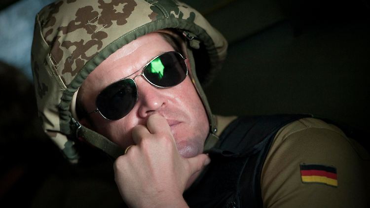 Eine Szene aus "Platoon"? Nein, Guttenberg auf Truppenbesuch.