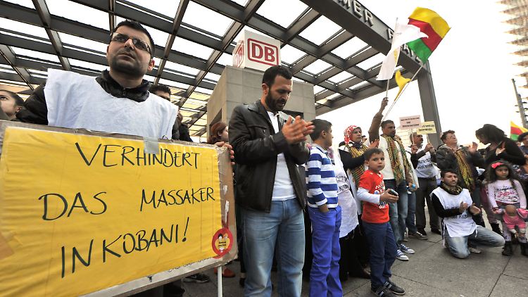 Kurden demonstrieren am Potsdamer Platz in Berlin gegen den IS.