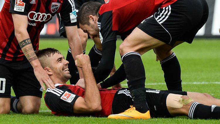 Ob er auch singen kann? Lukas Hinterseer schoss jedenfalls zum zweiten Mal hintereinander das entscheidende 1:0.