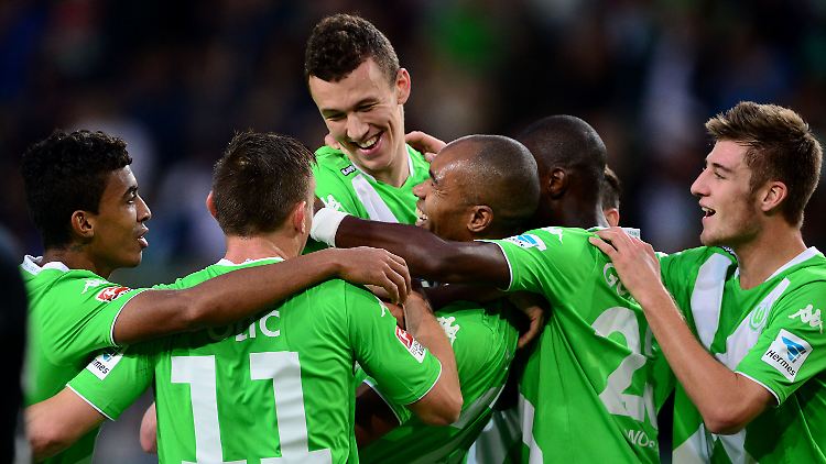 So sehen glückliche Spieler aus - der VfL distanziert einen direkten Konkurrenten um die internationalen Plätze.