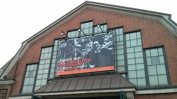 Die Ausstellung "Augen auf! 100 Jahre Leica-Fotografie" läuft in den Hamburger Deichtorhallen noch bis Mitte Januar 2015, danach wandert sie weiter nach Frankfurt am Main, Berlin, Wien und München.