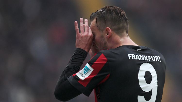 Brille auf: Frankfurts Haris Seferovic flog als 2000. Spieler in der Bundesliga vom Platz - weil er den Schiedsrichterassistenten in Zeichensprache beleidigt hatte.