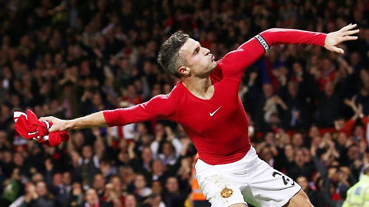 "Let me see you stripped ...": Manchesters Robin van Persie feiert sein Tor gegen Chelsea oben ohne - Trikot. Und sieht dafür Gelb.