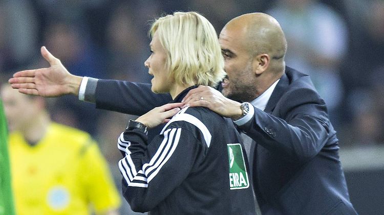 Anfasser: Josep Guardiola kommt Bibiana Steinhaus sehr nahe.