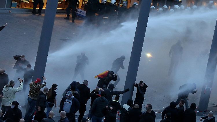 Am Breslauer Platz setzte die Polizei Wasserwerfer ein.