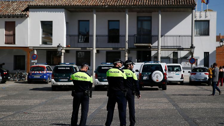 Spanische Polizeibeamte warten vor dem Rathaus von Valdemoro, in dem gerade eine Razzia stattfindet.