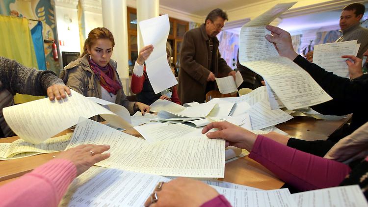 Zettelwirtschaft: Die Ukrainer zählen die Stimmen aus - bislang haben sie die Hälfte geschafft. 