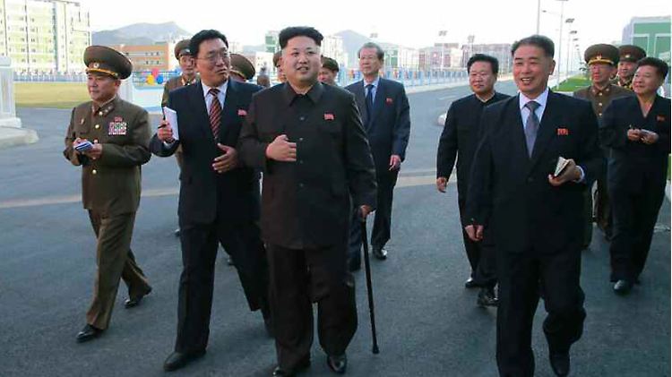 Kim Jong Un geht nach der Operation am Stock.