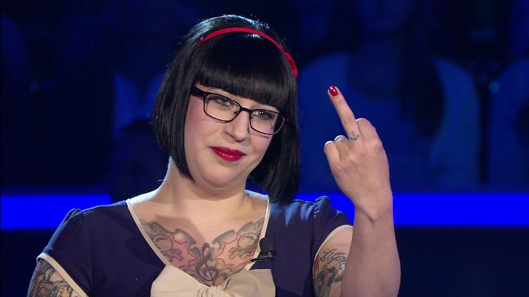 Es geht nur um den kleinen Anker! Sabine Altenscheidt und ihr Mittelfinger sind tätowiert.