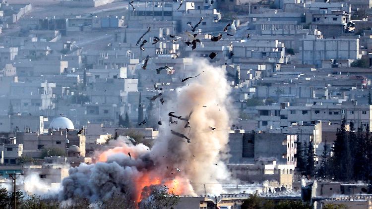 Rauch steigt am 27. Oktober über Kobane auf, nachdem ein Kampfflugzeug die syrische Stadt getroffen hat.
