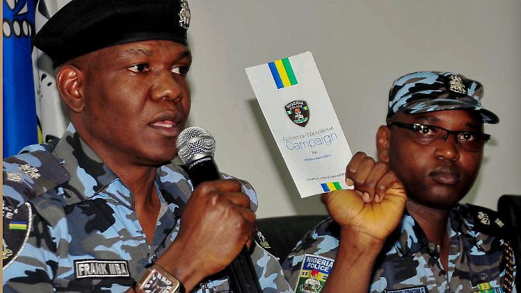 Der oberste Pressesprecher der nigerianischen Polizei, Frank Mba (links). 