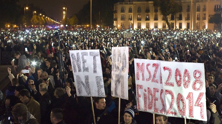 Eine riesige Abschlusskundgebung gab es auf dem Budapester Heldenplatz.
