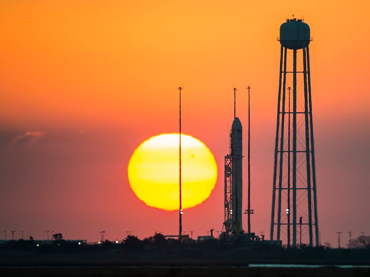 Voll gepackt mit Raketentreibstoff und Nutzlast: Die rund 40 Meter hohe Antares-Rakete am Morgen vor dem Start.