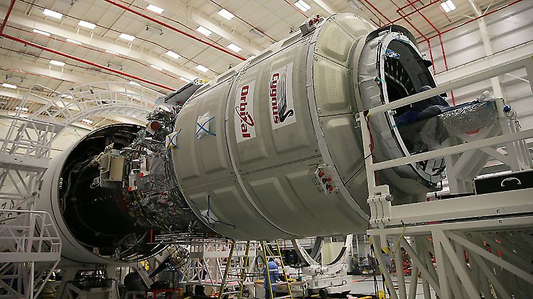 Ein "Cygnus"-Frachter wartet in einer Montagehalle auf den Start.