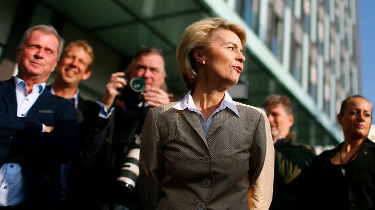 Überraschende Auszeit. Wegen eines Feueralarms muss Verteidigungsministerin von der Leyen die Bundespressekonferenz kurzfristig verlassen.