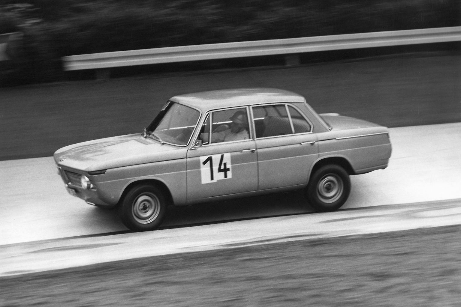 Als"Porsche mit fünf Plätzen" bezeichneten manche Medien die Mittelklasse-Limousine BMW 1800 bereits, als der Viertürer mit 90 PS vorfuhr. 