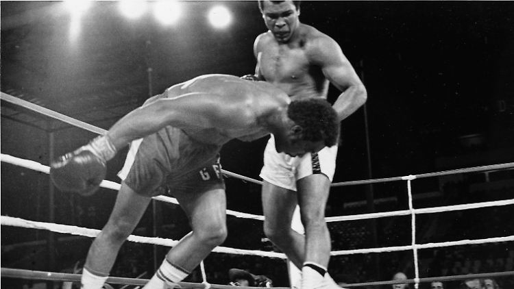 Der Knockout: Foreman taumelt und fällt, Ali setzt kurz nach, sieht dann aber, dass er gewinnen wird.