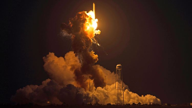 Nach der ersten Explosion der Antares-Rakete wurde der Befehl zur völligen Zerstörung des Fluggeräts gegeben. Damit sollte verhindert werden, dass Raketenteile in Wohngebiete einschlagen.