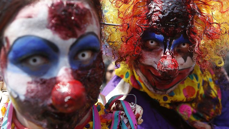 Die gruseligen Clowns erinnern an die dunkle und unheilvolle Seite, die der schillernden Figur des zumeist lustigen Spaßmachers in der Literatur und in Filmen nachgesagt wird. (Themenbild)