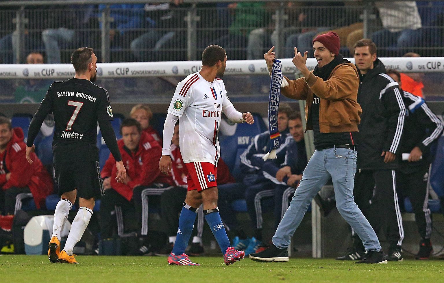 Unschöne Szenen am Ende des Pokalspiels zwischen dem HSV und Bayern München: Ein Hamburger Fan stürmt aufs Spielfeld, schlägt Franck Ribéry mit seinem Schal und zeigt dem Franzosen den Mittelfinger. 