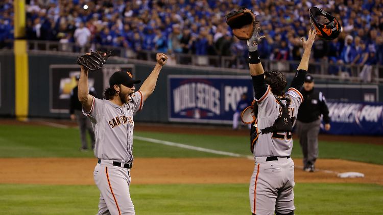 Madison Bumgarner (l.) ist der Held des Spiels.