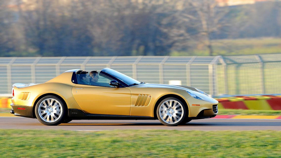 Also suchte Walson das Special Projects-Team von Ferrari in Maranello auf und skizzierte seine Wünsche. Golden sollte er sein, ein stark konturierte Motorhaube und Entlüftungskiemen hinter den Rädern tragen. Zudem musste das Dach herausnehmbar und der Wunsch-Ferrari mit einem massiven Überrollbügel bestückt sein - eben ganz so wie das filmische Vorbild.
