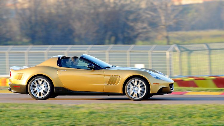 Also suchte Walson das Special Projects-Team von Ferrari in Maranello auf und skizzierte seine Wünsche. Golden sollte er sein, ein stark konturierte Motorhaube und Entlüftungskiemen hinter den Rädern tragen. Zudem musste das Dach herausnehmbar und der Wunsch-Ferrari mit einem massiven Überrollbügel bestückt sein - eben ganz so wie das filmische Vorbild.