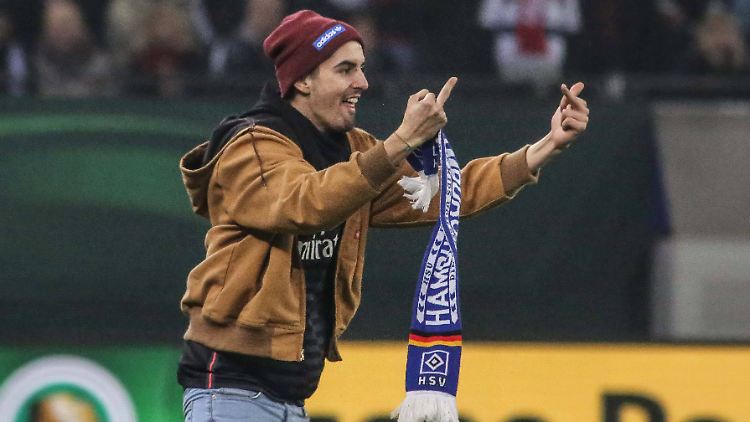 Die zwei Stinkefinger gelten Franck Ribéry beim DFB-Pokalspiel vom Hamburger SV gegen Bayern München.