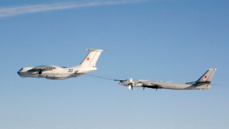 Eine russische Tu-95 (l.) wird in der Luft betankt.