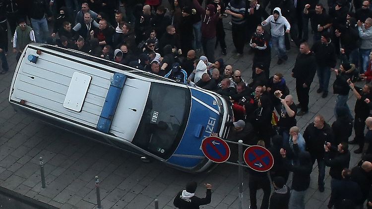 In Köln kam es zu Ausschreitungen, Dutzende Polizisten wurden verletzt.