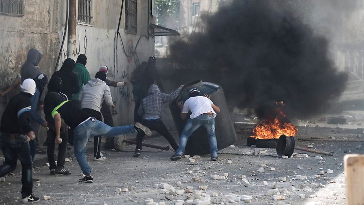 Wütende Palästinenser gingen am Donnerstag mit Steinen gegen die Sicherheitskräfte in Ostjerusalem vor.